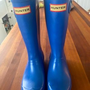 Blue medium height Hunter boots